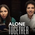 Alone Together obtient d�j� une seconde saison 