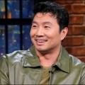Simu Liu rejoint Elizabeth Banks dans une nouvelle com�die Apple TV