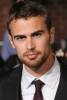 Hypnoweb Theo James : biographie, carri�re et filmographie 