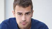 Hypnoweb Theo James : biographie, carri�re et filmographie 