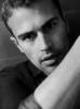 Hypnoweb Theo James : biographie, carri�re et filmographie 
