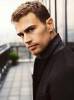 Hypnoweb Theo James : biographie, carri�re et filmographie 