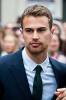 Hypnoweb Theo James : biographie, carri�re et filmographie 