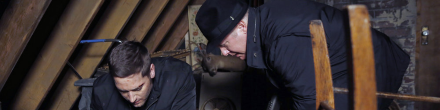Tom et Red se cachent de Ian Garvey dans le grenier