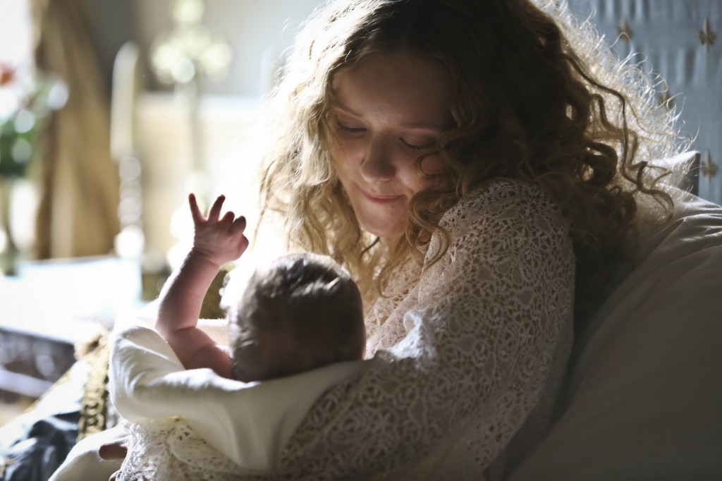 La reine Anne porte son nouveau-n&eacute;