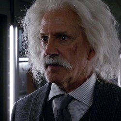 Photo de Albert Einstein, personnage de la série DC's Legends of Tomorrow