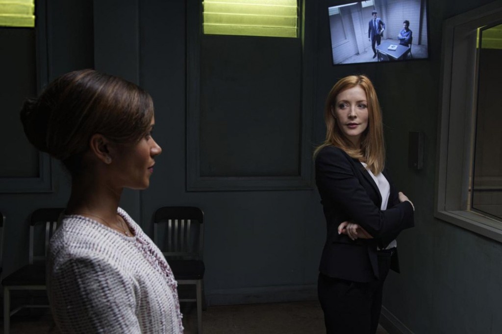 Claire Rayburn (Erica Luttrell) et Grace Barrows (Jennifer Finnigan) observent l'interrogatoire