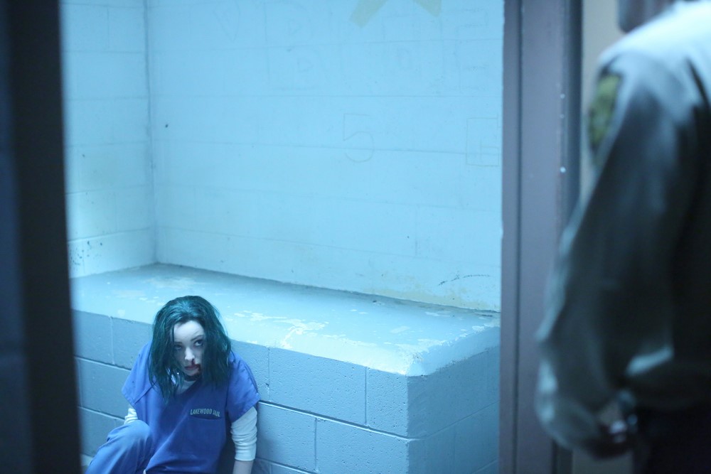Lorna Dane est en cellule (Emma Dumont)