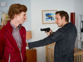 Armand (Niels Kurvin) est menacé par un homme armé