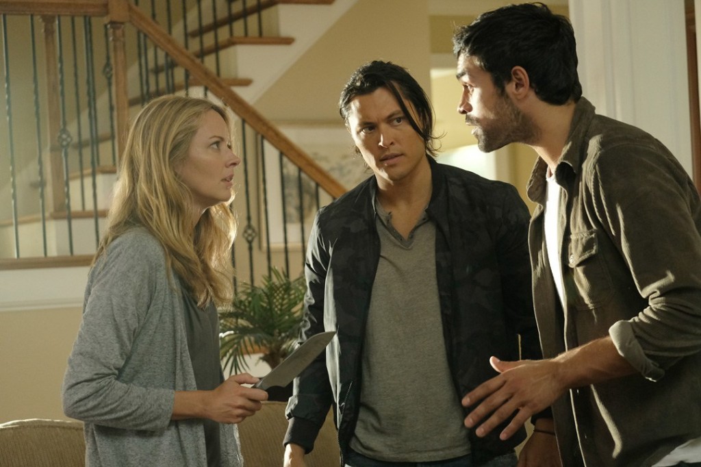  John (Blair Redford) et Marcos (Sean Teale) informent Caitlin (Amy Acker) du danger