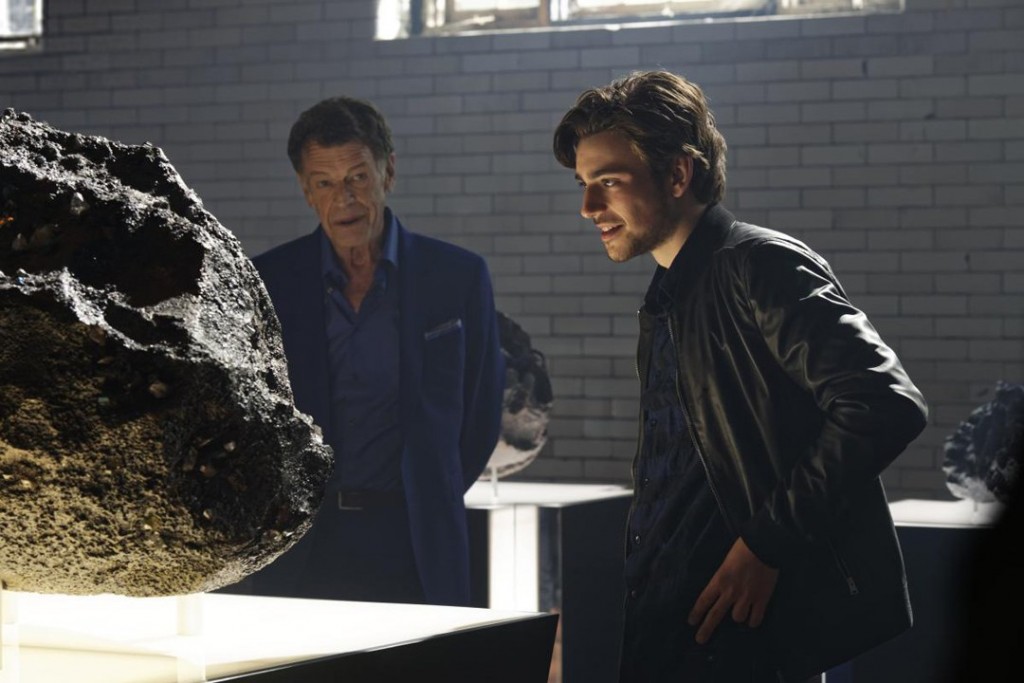 Liam Cole en admiration devant la météorite, sous le regard de Nicholas Tanz