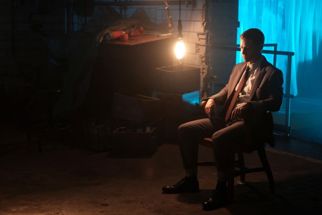 James Gordon (Ben McKenzie) attach  une chaise
