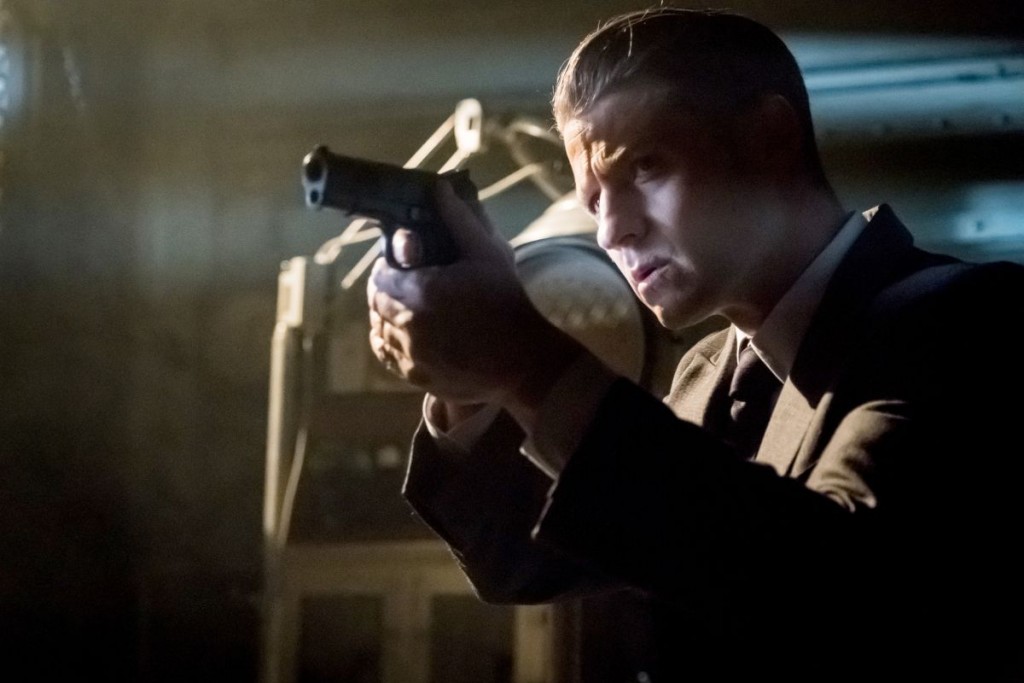 James Gordon (Ben McKenzie) arme  la main