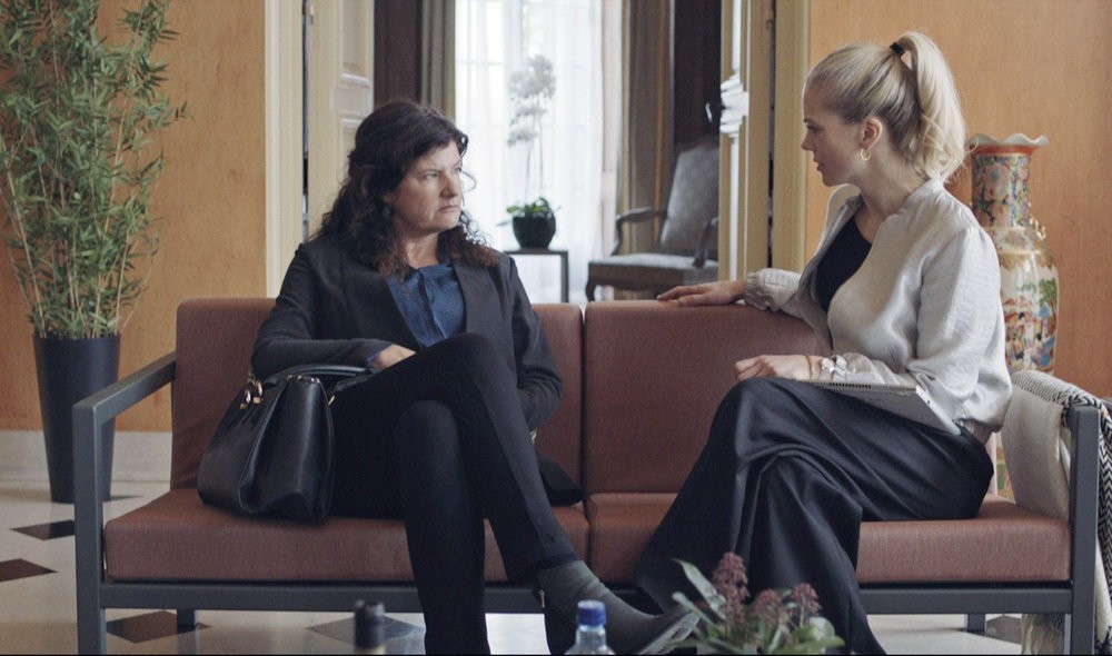 Bente (Ane Dahl Torp) en discussion avec Annette Kleven (Kari Holtan)