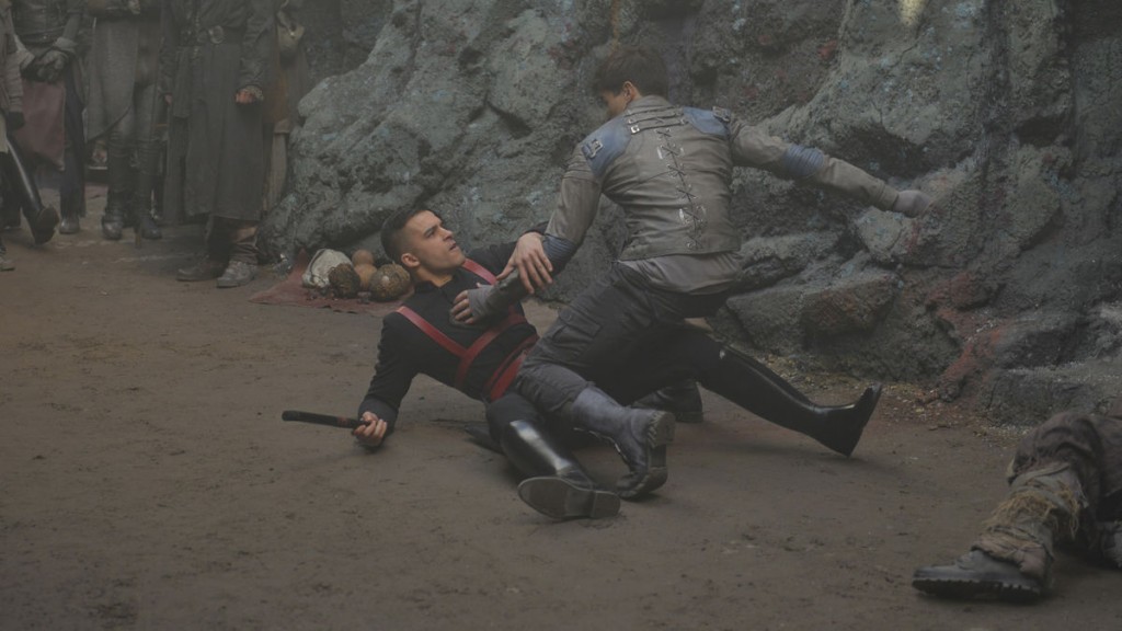 Seg-El (Cameron Cuffe) se bat avec un sagitari.