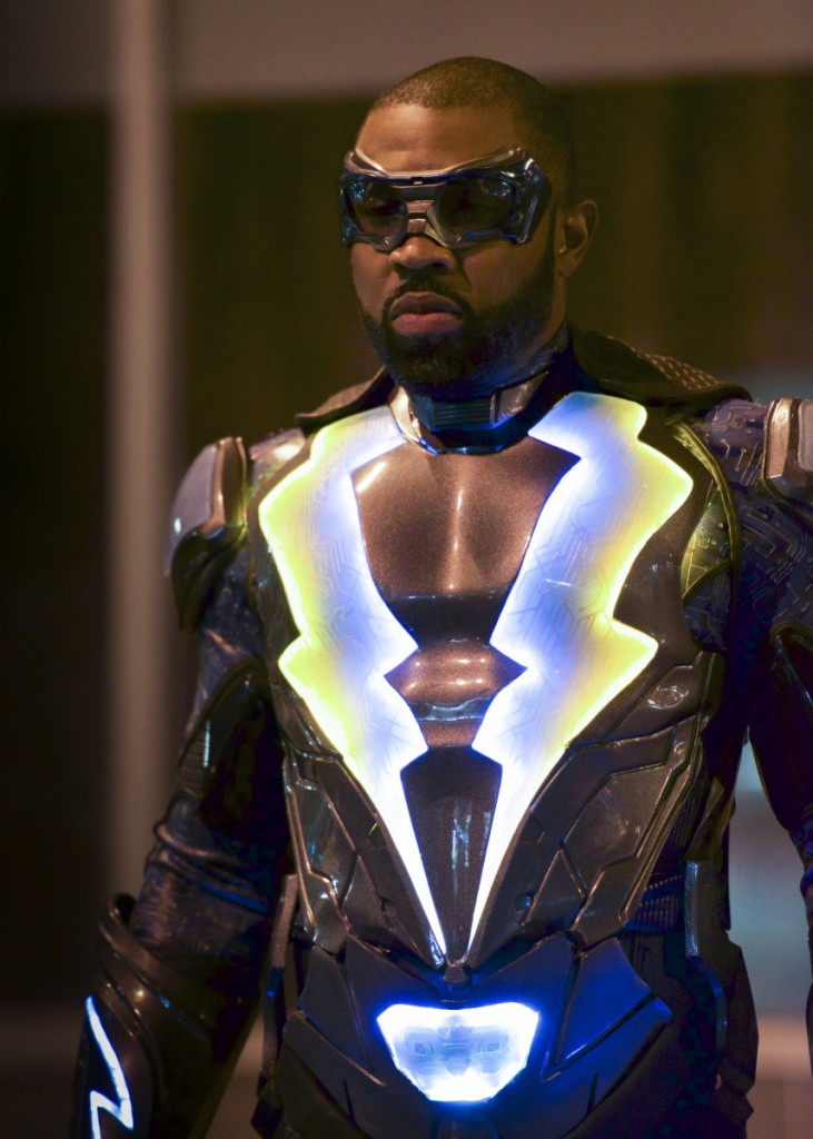 Jefferson Pierce (Cress Williams) dans son costume de Black Lightning. 