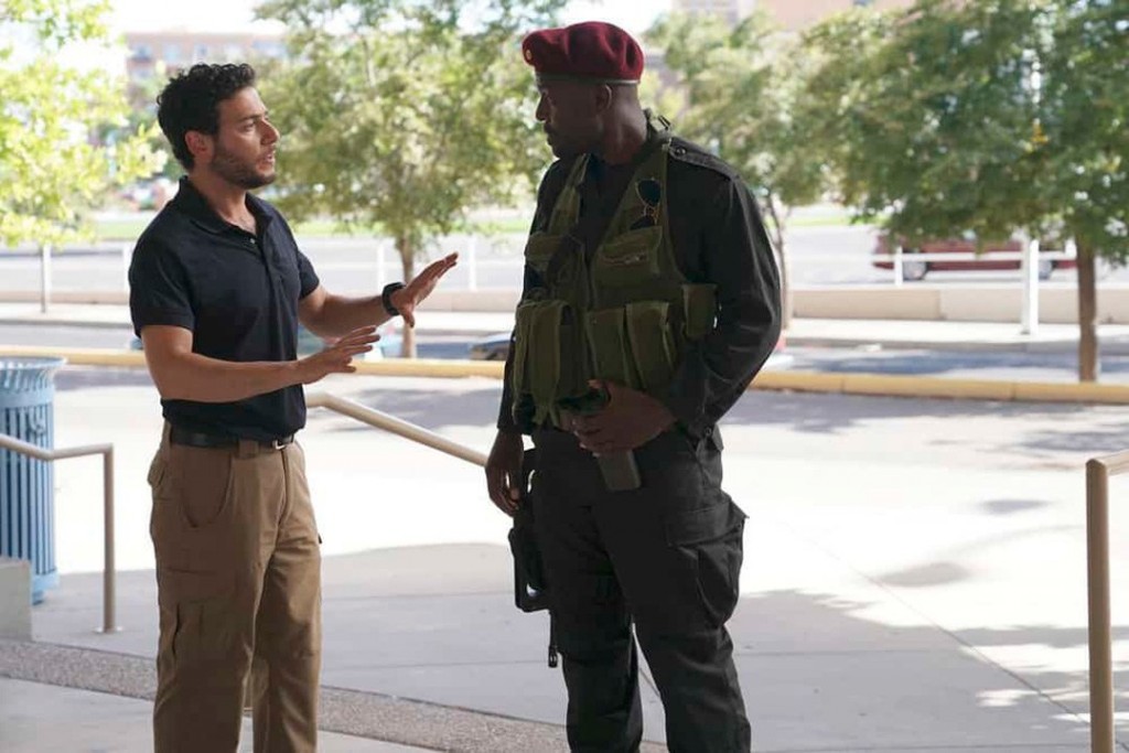 Amir (Hadi Tabbal) tente de s'expliquer avec les forces armes locales