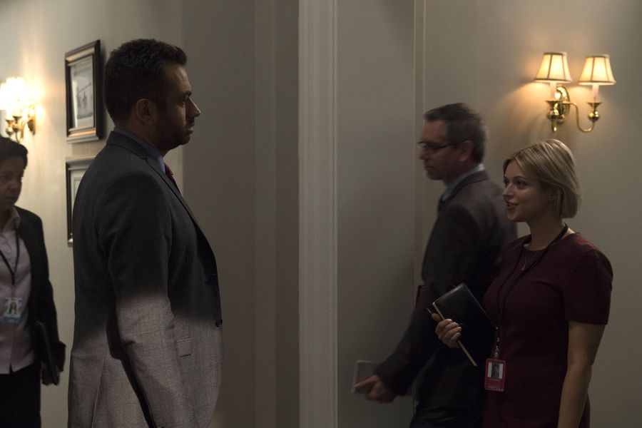 Tiffany Gimble (Bo Martyn) intercepte Seth dans un couloir