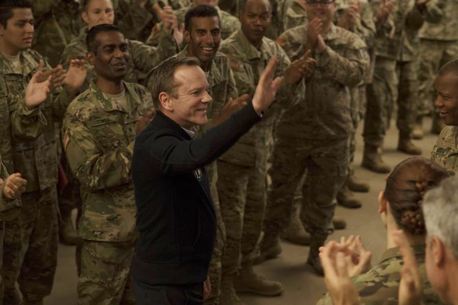 Le Président Kirkman salue les soldats américains