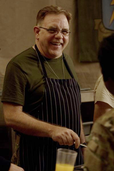 Harry ( Brian Howe) sert le repas aux soldats