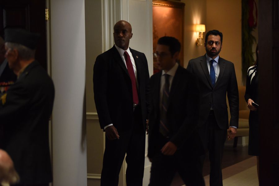 Mike, Lyor et Seth dans un couloir de la Maison Blanche