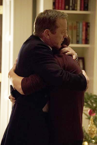 Tom Kirkman (Kiefer Sutherland) tente de réconforter son fils