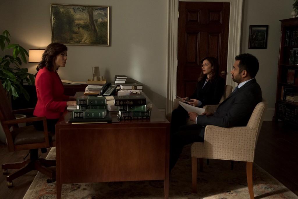 Kendra Daynes (Zoe McLellan) reçoit Emily et Seth dans son bureau