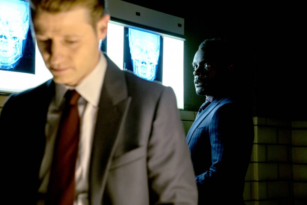 James Gordon (Ben McKenzie) et Lucius Fox tudient des dossiers