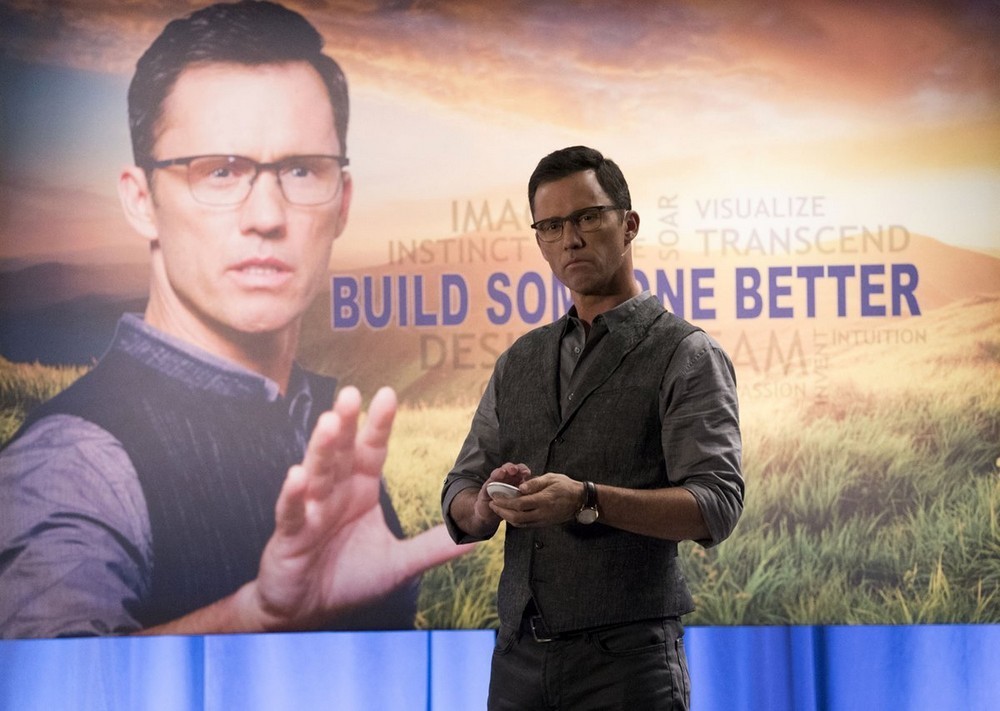 Charlie (Jeffrey Donovan) travaille