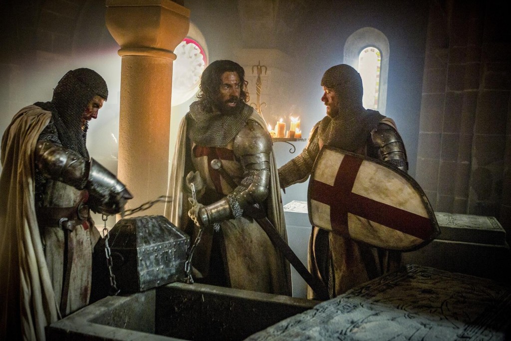 Tancrede (Simon Merrells), Landry (Tom Cullen) et Gawain (Pádraic Delaney) protègent le Graal