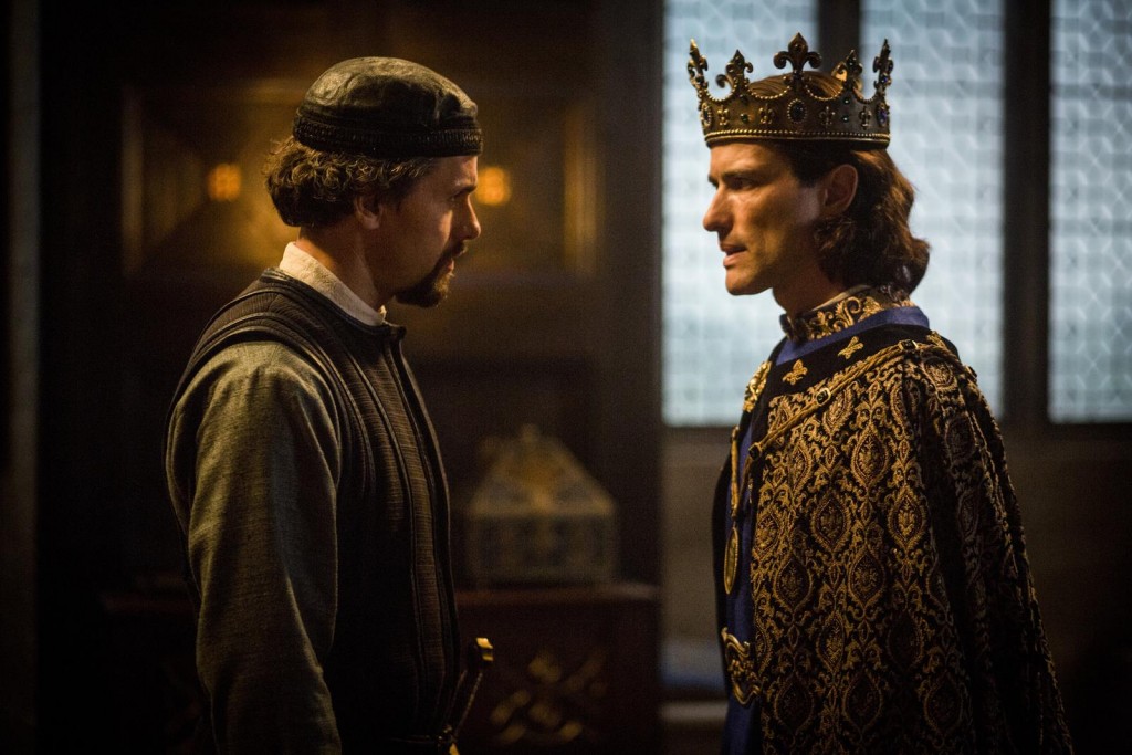 Le Roi Philip (Ed Stoppard) face à William De Nogaret (Julian Ovenden)