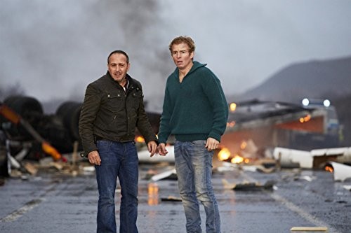 Paul (Daniel Roesner) et Sami (Erdogan Atalay) regardent les dégâts après  l'explosion