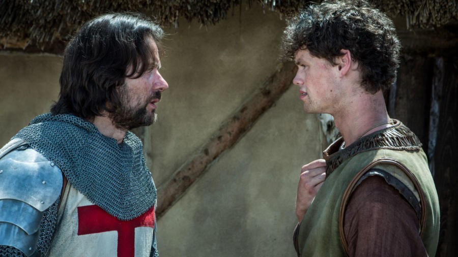 Gawain (Pádraic Delaney) demande à Parsifal d'attendre les renforts