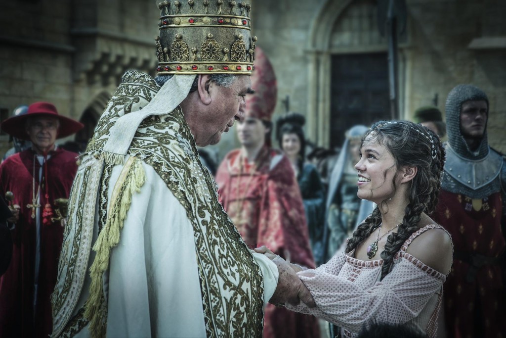 La Princesse Isabella (Sabrina Bartlett) est ravie de la venue du Pape