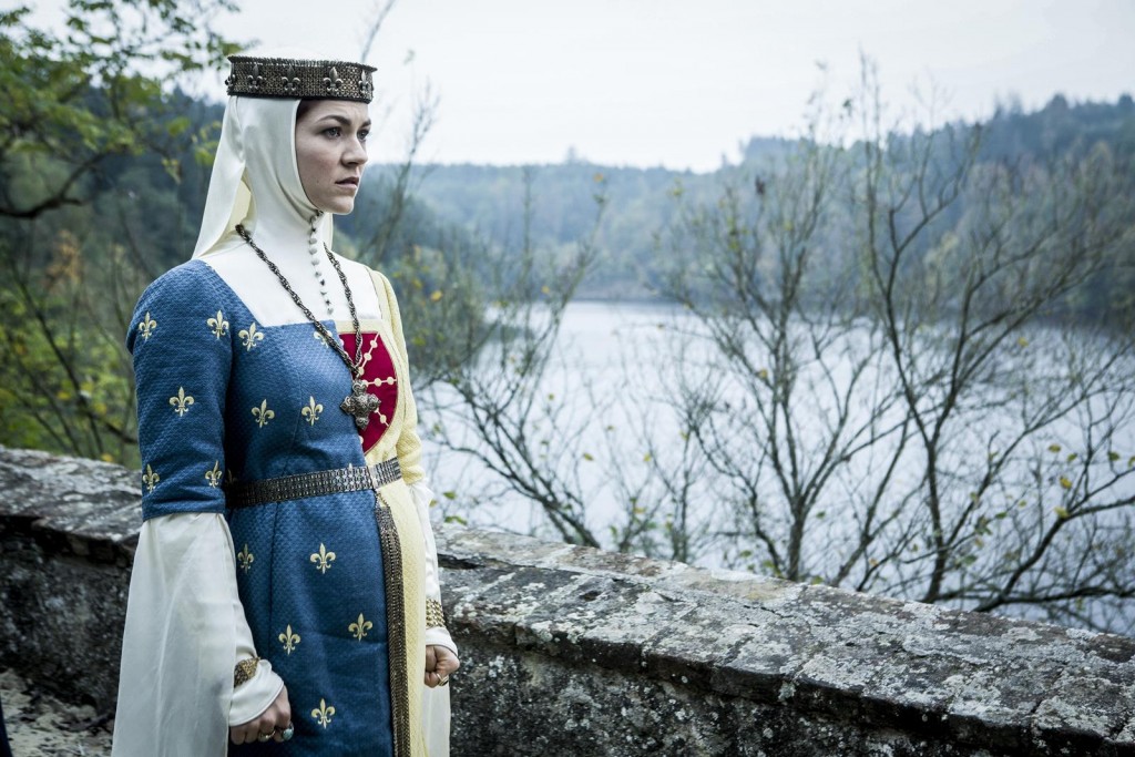 La Reine Joan (Olivia Ross) revient sur ses terres en Navarre