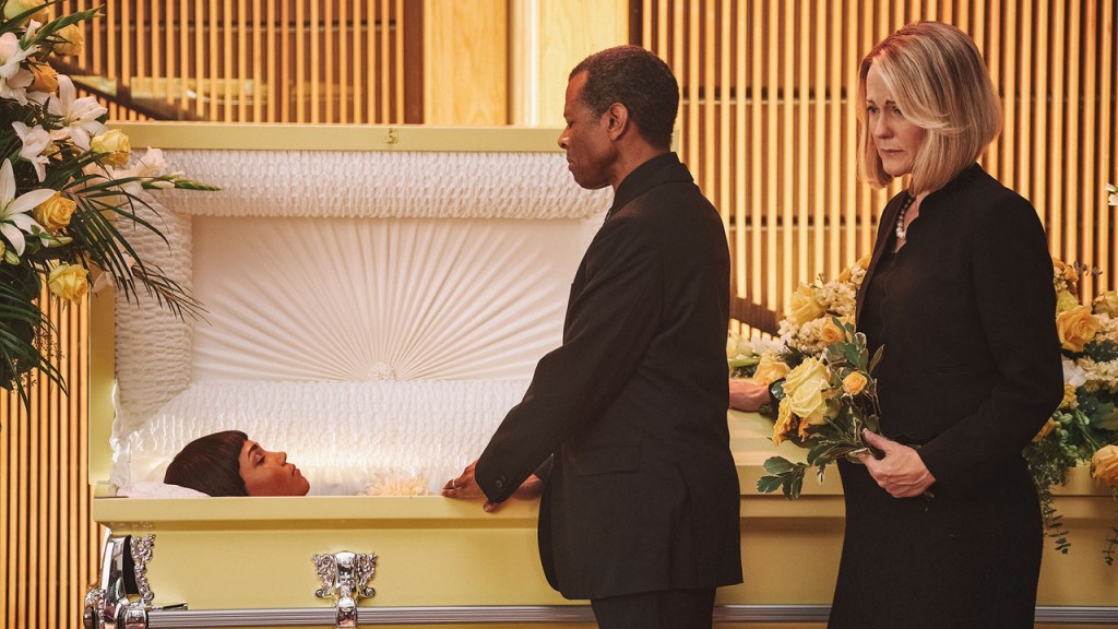 Mr. & Mrs. McNamara (Phil LaMarr & Lilli Birdsell) aux funérailles de leur fille