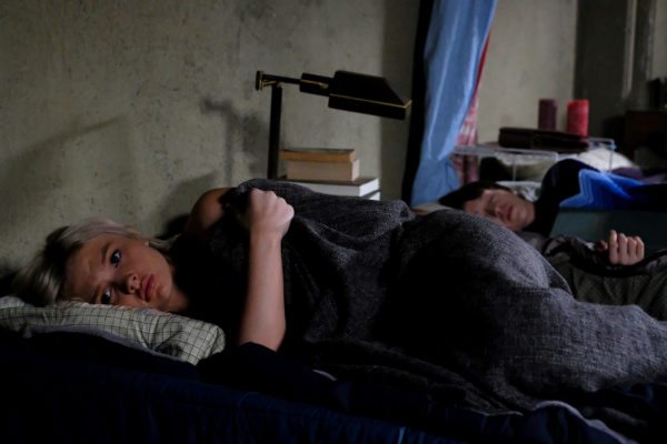Lauren a du mal à trouver le sommeil (Natalie Alyn Lind)