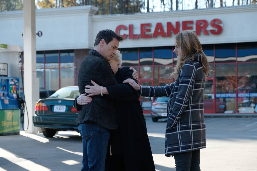 Ellen Strucker (Sharon Gless) fait ses adieux à son fils et sa belle-fille