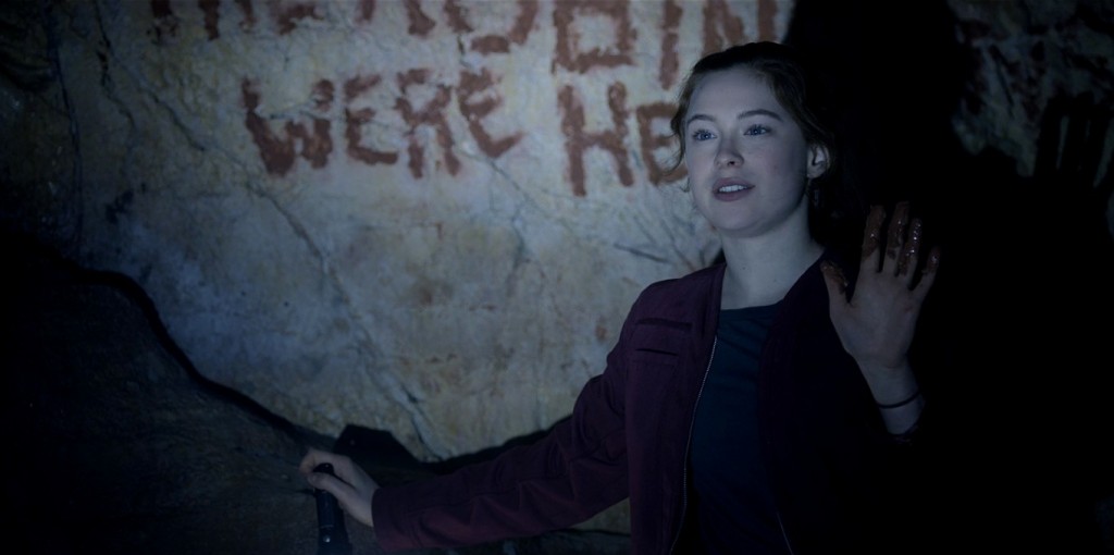 Penny (Mina Sundwall) laisse la signature des Robinson dans la grotte