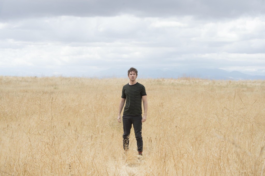 David Haller (Dan Stevens) dans un champ de blé