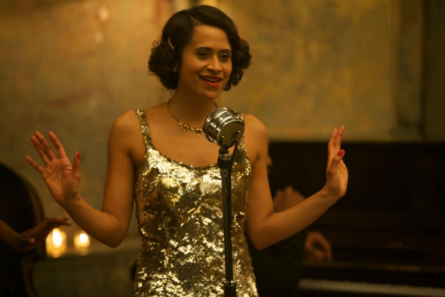 Angel Coulby chante dans Dancing on the edge