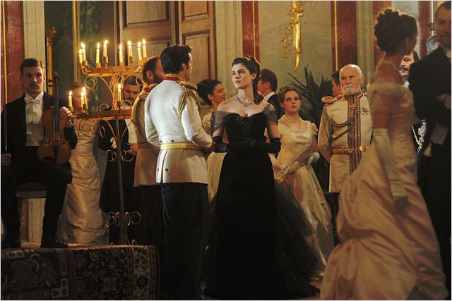 Anna Karénina et le Comte Vrònskij échangent lors de la soirée