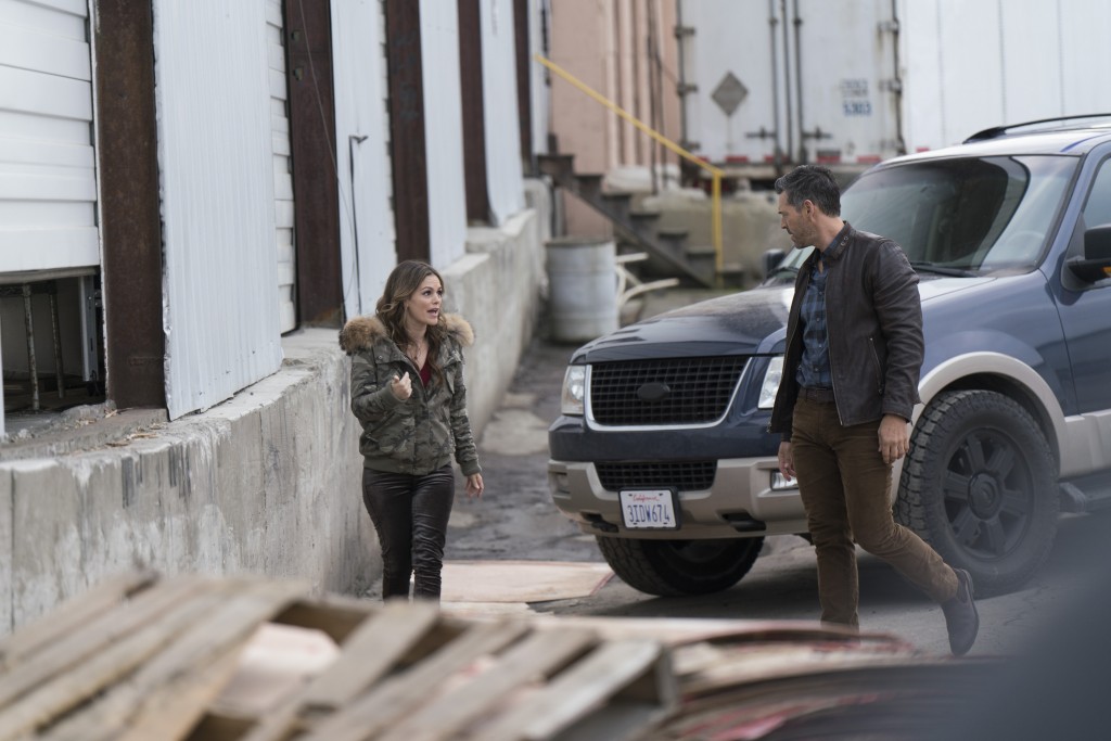 Sam Swift (Rachel Bilson) et Eddie Valetik (Eddie Cibrian) en pleine discussion