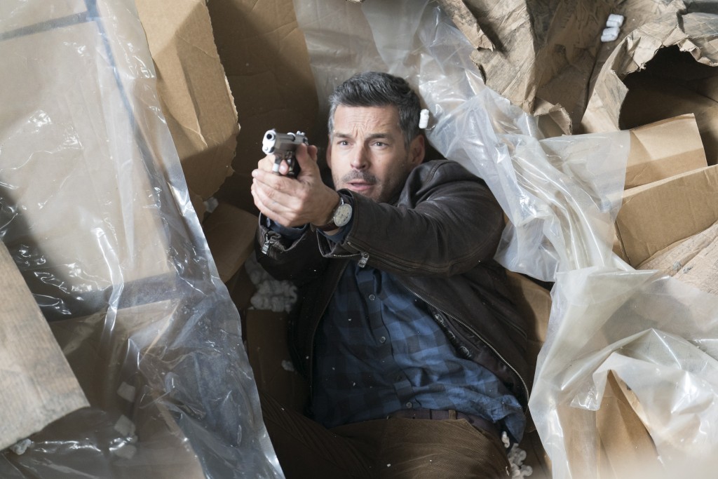 Eddie Valetik (Eddie Cibrian) arme au poing