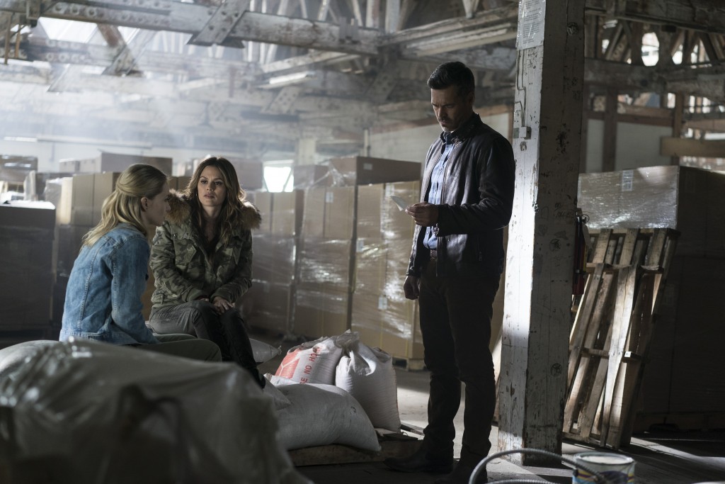 Linette (Emily Tennant), Sam Swift (Rachel Bilson) et Eddie Valetik (Eddie Cibrian) en conciliabule. 