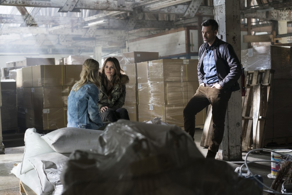 Sam Swift (Rachel Bilson) et Eddie Valetik (Eddie Cibrian) discutent avec Lynette (Emily Tennant).