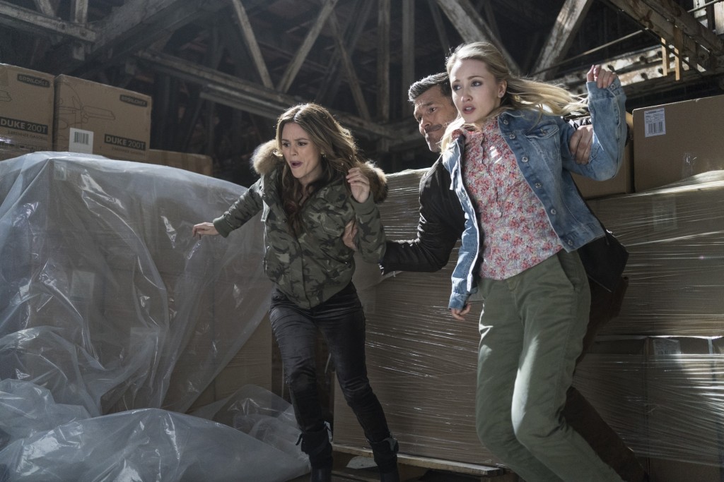 Sam Swift (Rachel Bilson), Eddie Valetik (Eddie Cibrian) et Lynette (Emily Tennant) se mettent en fuite. 