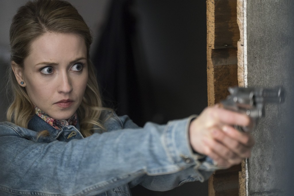 Lynette (Emily Tennant) arme  la main.