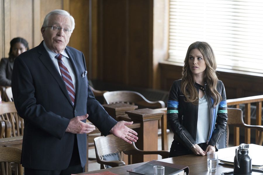 Sam Swift (Rachel Bilson) et son avocat devant le juge.