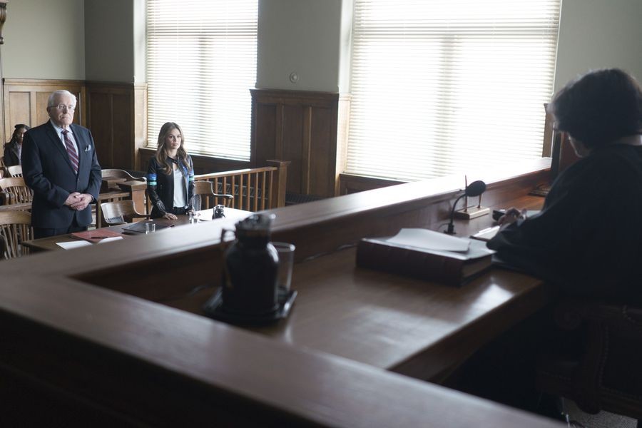 Sam Swift (Rachel Bilson) et son avocat devant le juge.